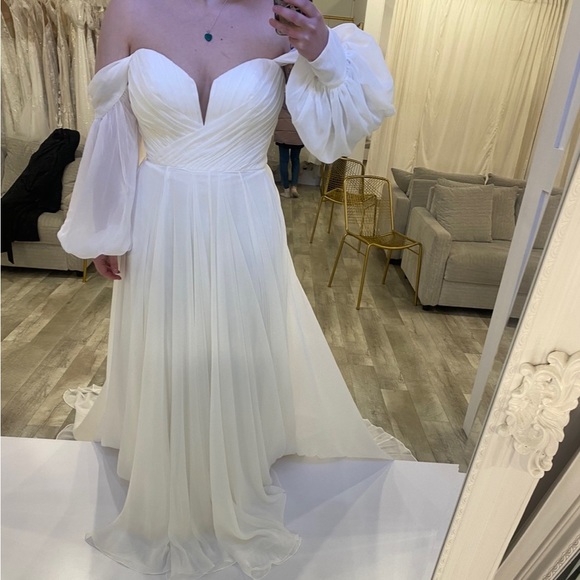 Brand New Essence of Australia Wedding Gown (D3636) - Picture 4 of 5